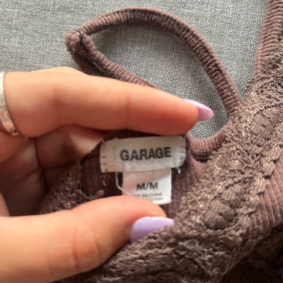 Brown garage tank - Picture 2 of 2